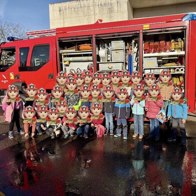 2a und 2b zu Besuch die Klassen 2a und 2b zu besuch in der Feuerwehr